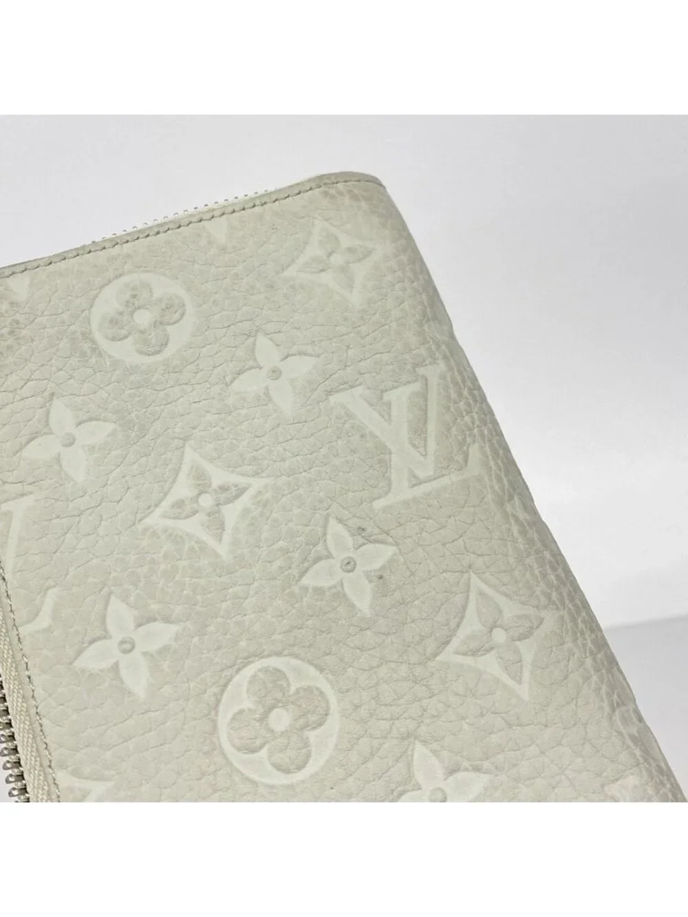 Louis Vuitton Wallet Taurillon Zippy Vertical Mineral Gray